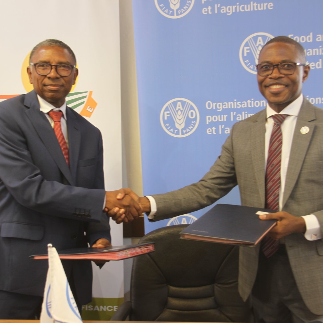 FAOMadagascar's tweet photo. ✍️ Signature entre la FAO et le #MINAE pour soutenir 2300 ménages touchés par les récents cyclones dans les districts de Nosy Varika et d’Ikongo à Madagascar.
👉Remise de plusieurs équipements informatiques au @MINAE à travers l'appui des projets #Mionjo #TCP3810 #TCP3901 https://t.co/KL01pfmN0O