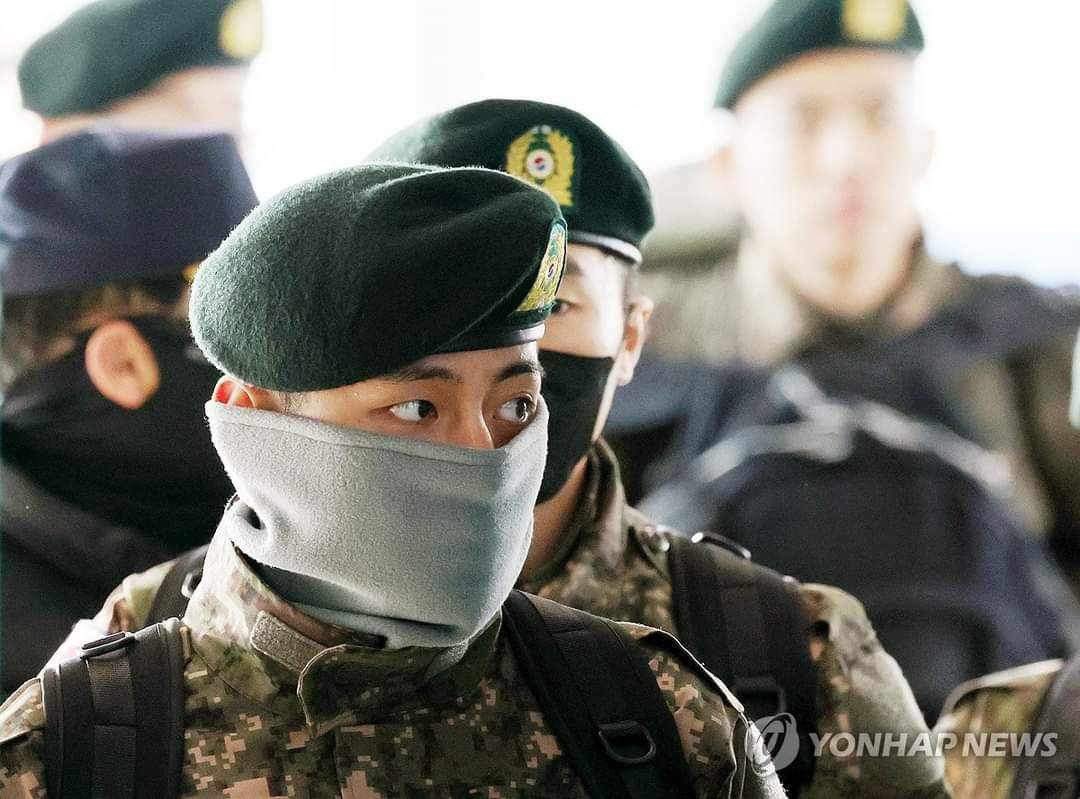 PurpleFamily4's tweet photo. Taehyung is heading to his own vehicle at Chuncheon Station in Gangwon-do.
 V completed second half of the training and was assigned to his unit, the 2nd Military Police Corps.

#purplefamily #v #taehyung #kimtaehyung #btsv #tae #taetae #bts #btsarmy https://t.co/SdHFouDgno