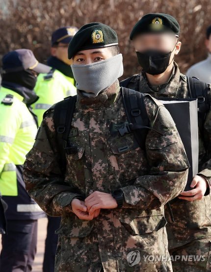 PurpleFamily4's tweet photo. Taehyung is heading to his own vehicle at Chuncheon Station in Gangwon-do.
 V completed second half of the training and was assigned to his unit, the 2nd Military Police Corps.

#purplefamily #v #taehyung #kimtaehyung #btsv #tae #taetae #bts #btsarmy https://t.co/SdHFouDgno
