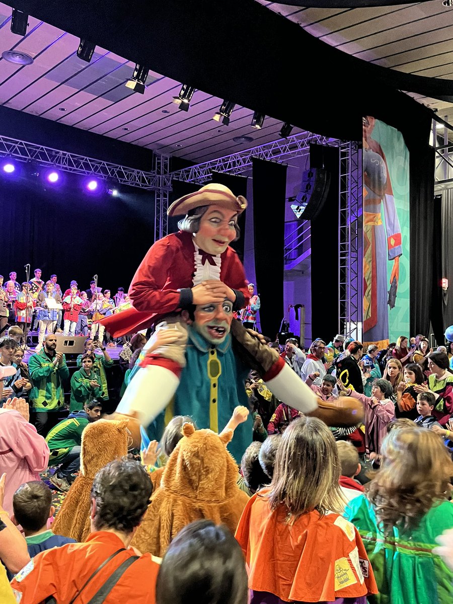 CCSolsones's tweet photo. 🤡Bon Carnaval a tothom🎊
🎭Gaudiu-lo amb seny i salut!
#solsona #carnavalsolsona #solsonès https://t.co/EHSbJX2K8Q
