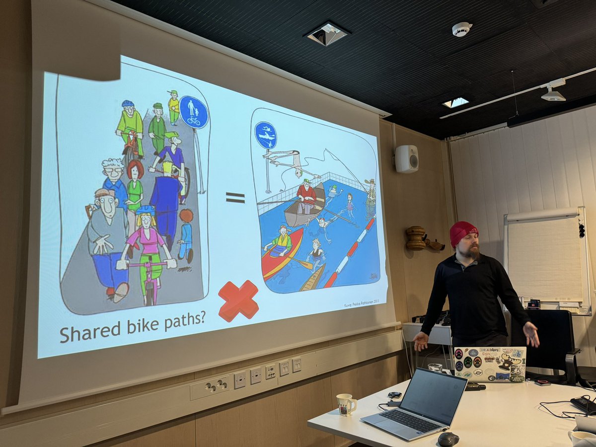 harrivaarala's tweet image. @pekkatahkola explaining why shared bikepaths are bad design.
#OuluUrbanismMasterClass