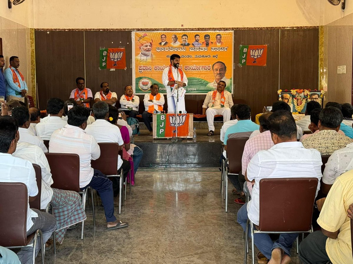 CTRavi_BJP's tweet photo. ಕಳೆದ ಹತ್ತು ವರ್ಷಗಳಲ್ಲಿ ಪ್ರಧಾನಿ ಶ್ರೀ @narendramodi ಅವರ ನೇತೃತ್ವದ @BJP4India ಸರಕಾರದ ನೀಡಿದ ಜನಪರ ಕಾರ್ಯಕ್ರಮಗಳನ್ನು, ಯೋಜನೆಗಳನ್ನು ಜನರಿಗೆ ತಿಳಿ ಹೇಳಲು ಪ್ರತಿ ಗ್ರಾಮಕ್ಕೆ 24 ತಾಸುಗಳ ಕಾಲ ವಾಸ್ತವ್ಯ ಸಮೇತ ಪ್ರವಾಸಿ #GaonChaloAbhiyan, ಗ್ರಾಮ ಚಲೋ ಅಭಿಯಾನವು ಫೆಬ್ರವರಿ 9 ರಿಂದ 11 ರವರೆಗೆ ನಡೆಯಲಿದೆ. 

ಇಂದು ತುಮಕೂರು ಜಿಲ್ಲೆ ಕುಣಿಗಲ್ ಮಂಡಲದಲ್ಲಿ,  ಈ ಅಭಿಯಾನದಲ್ಲಿ ತೊಡಗಿಸಿಕೊಂಡ ಪ್ರವಾಸಿ ಕಾರ್ಯಕರ್ತರ ತರಬೇತಿ ಕಾರ್ಯಾಗಾರವನ್ನು  ಉದ್ಘಾಟಿಸಿದೆನು. ಕಳೆದ ಹತ್ತು ವರ್ಷಗಳಲ್ಲಿ ಪ್ರಧಾನಿ ಶ್ರೀ ನರೇಂದ್ರ ಮೋದಿಯವರ ಸರಕಾರದ ನೀಡಿದ ಜನಪರ ಕಾರ್ಯಕ್ರಮಗಳನ್ನು, ಯೋಜನೆಗಳನ್ನು ಜನರಿಗೆ ತಲುಪುವಂತೆ ಮಾಡಲು ಕೆಲಸ ಮಾಡಬೇಕು. ಗ್ರಾಮ ಚಲೋ ಅಭಿಯಾನ ಯಶಸ್ವಿಯಾಗಲು ಎಲ್ಲರೂ ಸೇರಿ ಮಾಡಬೇಕಾದ ಕಾರ್ಯಗಳನ್ನು ಪ್ರವಾಸಿ ಕಾರ್ಯಕರ್ತರಿಗೆ ಕರೆ ನೀಡಿದೆ. 

ಈ ಸಂದರ್ಭದಲ್ಲಿ  ತುಮಕೂರು ಬಿಜೆಪಿ ಜಿಲ್ಲಾಧ್ಯಕ್ಷ  ಶ್ರೀ ರವಿ ಹೆಬ್ಬಾಕ, ಕುಣಿಗಲ್ ಮಂಡಲ ಅಧ್ಯಕ್ಷರಾದ ಶ್ರೀ ಬಲರಾಮ್ ಕೆ ಎಸ್ , ಬಿಜೆಪಿ ಮುಖಂಡರಾದ ಶ್ರೀ ಡಿ  ಕೃಷ್ಣ ಕುಮಾರ್ , ಅಭಿಯಾನ ಜಿಲ್ಲಾ ಸಂಚಾಲಕರಾದ ಶ್ರೀ  ರುದ್ರೇಶ್, ಮಂಡಲ ಸಂಚಾಲಕರಾದ ಶ್ರೀ ಡಿ ಜಿ ವೆಂಕಟೇಶ್, ಸಹ ಸಂಚಾಲಕರು , ಪ್ರವಾಸಿ ಕಾರ್ಯಕರ್ತರು ಭಾಗವಹಿಸಿದ್ದರು.

#ಗ್ರಾಮಚಲೋ 
#GramaChalo
#ಗ್ರಾಮ_ಚಲೋ