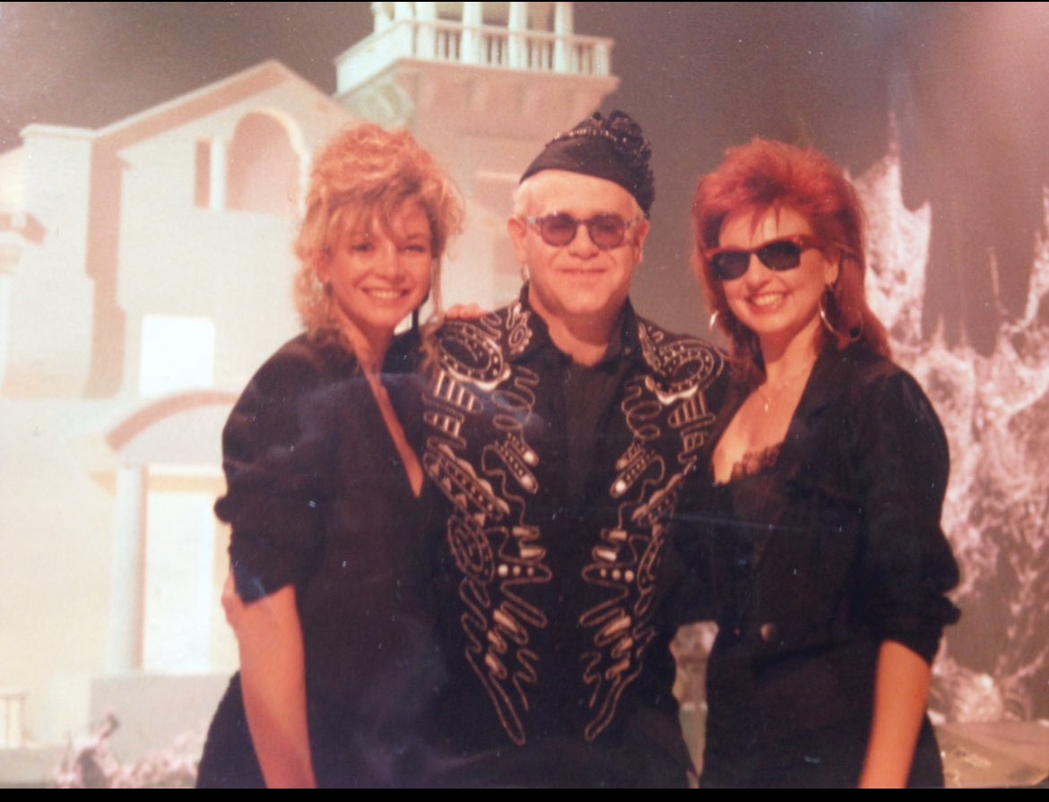 🍒 ¡Elton John… un hombre excepcional! Y no solo peculiar en su vestimenta.
🍒 ¡En esta foto estoy  joven, pero bastante fea! Foto en las instalaciones de televisiones española en el estudio 1.
🍒 En esa ocasión, los coros los hicimos mi compañera Montse Vega y yo.