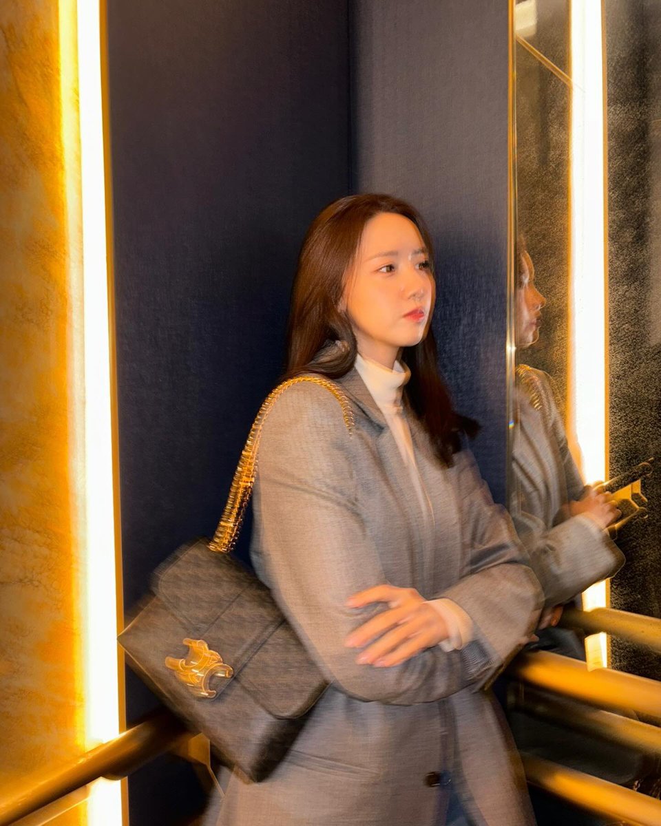 SNSD_0805's tweet photo. [INSTAGRAM] yoona__lim:

🖤
#CELINEBYHEDISLIMANE #광고
@/celine

https://t.co/q1WUOW272t https://t.co/LkUsaOE6uY