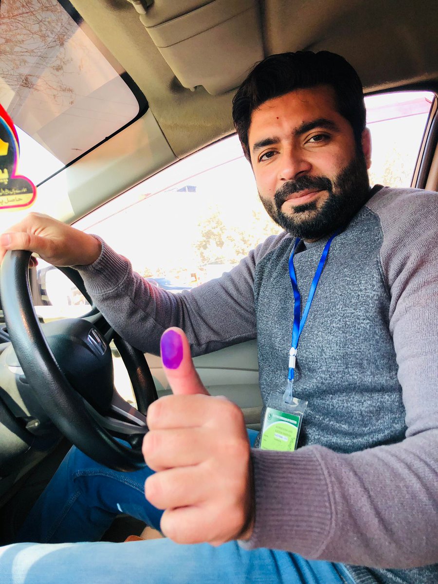 PakvotesPk's tweet image. Murtaza Cahudhry, media professional from Bahwalpur casts his vote

#iVoted #PakVotes #Pakistan #Elections2024