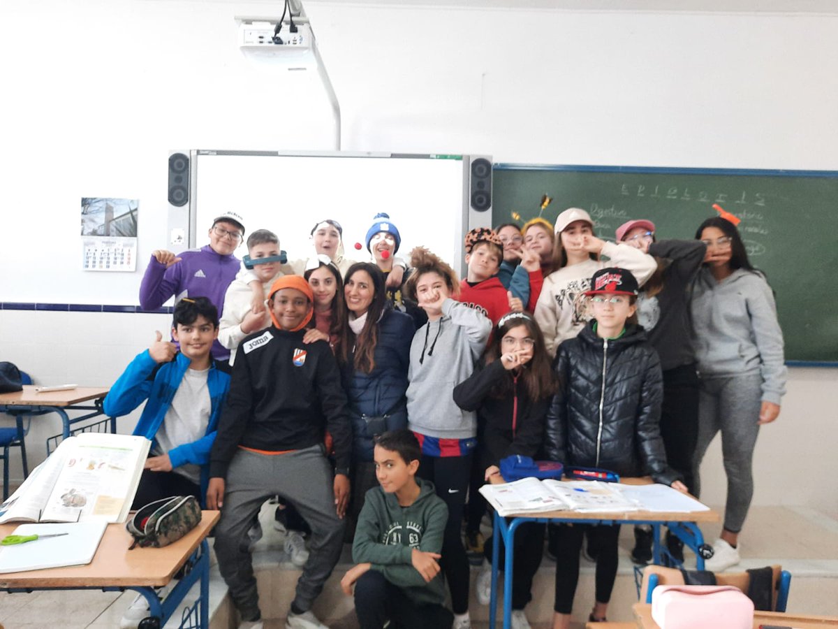 RedesCuber19229's tweet photo. Parece que las órdenes de nuestra querida Patarrona 🧙‍♀️🧙‍♀️, se han ido cumpliendo a lo largo de la semana.
Y para que quede constancia de ello, os dejamos un par de imágenes donde el alumnado aparece con los atuendos dictados por nuestra querida brujita 💂‍♀️👔👞👟👘. https://t.co/7JaIvArPEh
