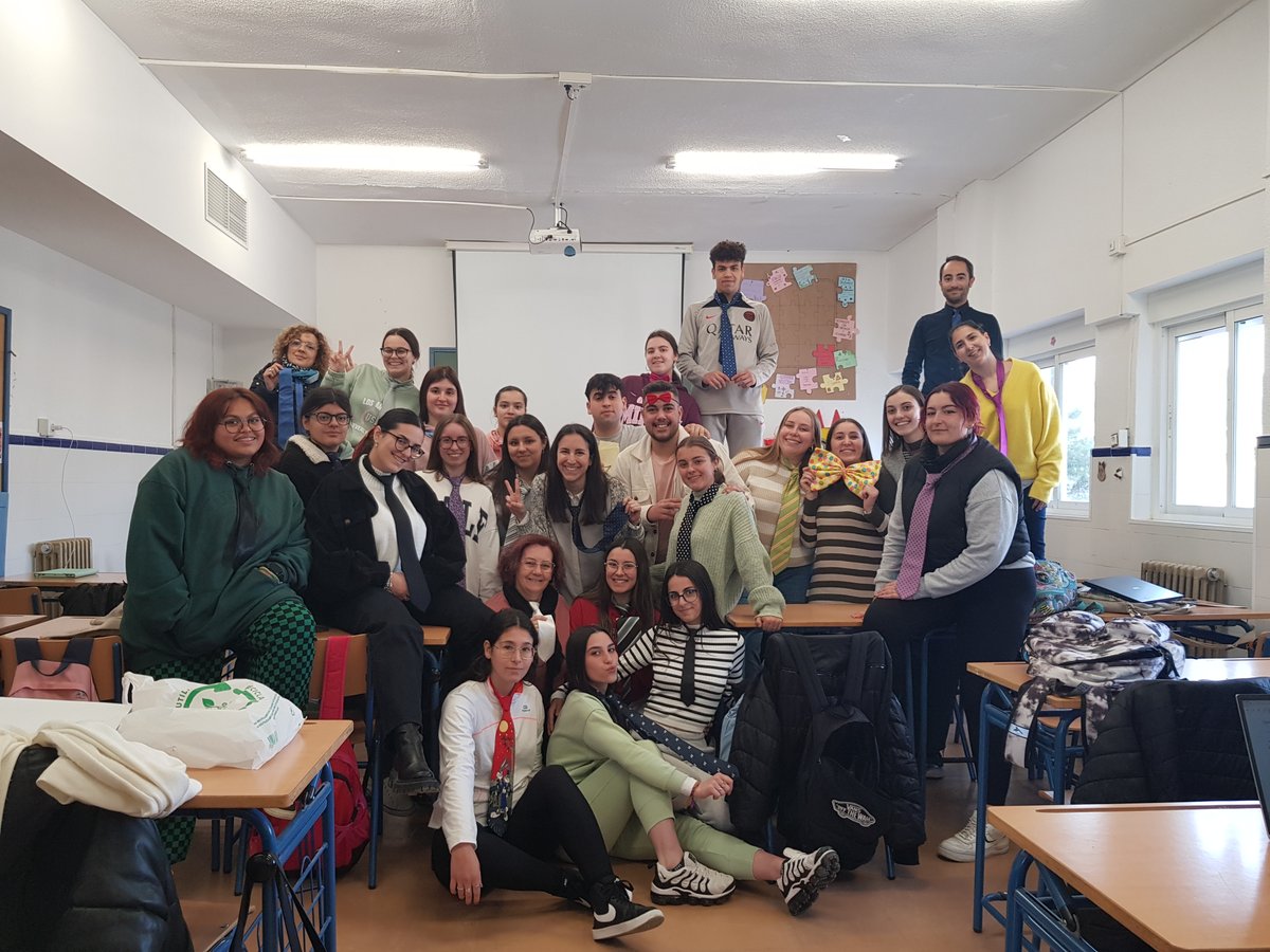 RedesCuber19229's tweet photo. Parece que las órdenes de nuestra querida Patarrona 🧙‍♀️🧙‍♀️, se han ido cumpliendo a lo largo de la semana.
Y para que quede constancia de ello, os dejamos un par de imágenes donde el alumnado aparece con los atuendos dictados por nuestra querida brujita 💂‍♀️👔👞👟👘. https://t.co/7JaIvArPEh