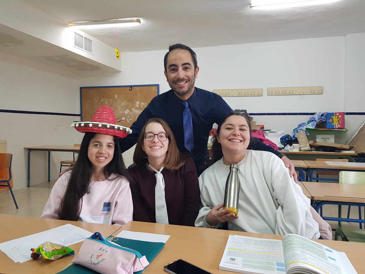RedesCuber19229's tweet photo. Parece que las órdenes de nuestra querida Patarrona 🧙‍♀️🧙‍♀️, se han ido cumpliendo a lo largo de la semana.
Y para que quede constancia de ello, os dejamos un par de imágenes donde el alumnado aparece con los atuendos dictados por nuestra querida brujita 💂‍♀️👔👞👟👘. https://t.co/7JaIvArPEh