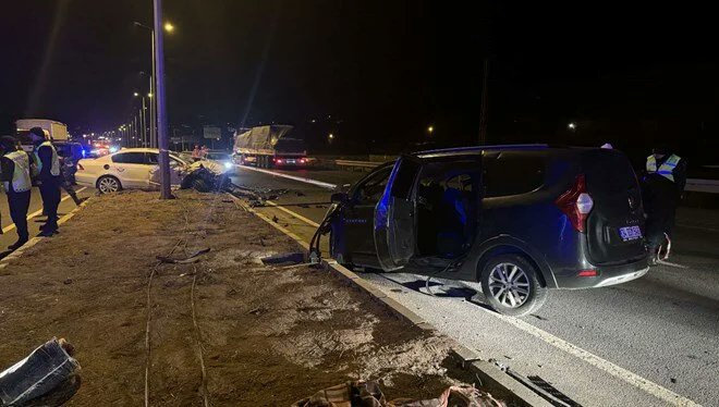 turgutyuksekdag's tweet photo. Kayseri'deki bu kazada otomobiller görevini yapmış, kabin içini, yolcuları tam olarak korumuş. Araçların ön tarafları hasar alırken kabin içine zarar gelmemiş.

Peki sonuç ne; 3 kişi hayatını kaybetmiş, 4 de yaralı var!

◾️Emniyet kemeri sadece polis ceza yazmasın diye takılacak bir şey değildir.

◾️Otomobil içindeki herkesin (ön ve arka koltuklar dahil) mutlaka takması gerekiyor.

◾️Sadece otomobil değil hareket halindeki tüm araçlarda sürücü ve yolcu güvenliği için emniyet kemerinin takılı olması gerekiyor.