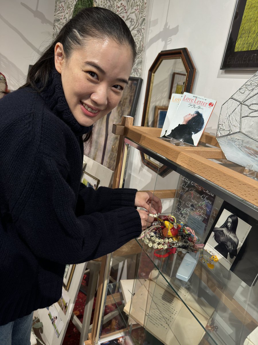 아니 말않되 아오이 유우가 오늘 팝업 전시 들러서 릴리슈슈 소품으로 썼던 휴대폰 두고갔대🥹🥹🥹😭Превод на публикация