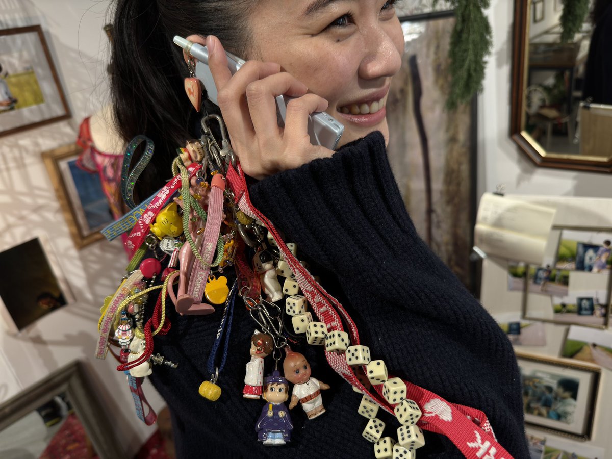 아니 말않되 아오이 유우가 오늘 팝업 전시 들러서 릴리슈슈 소품으로 썼던 휴대폰 두고갔대🥹🥹🥹😭Превод на публикация