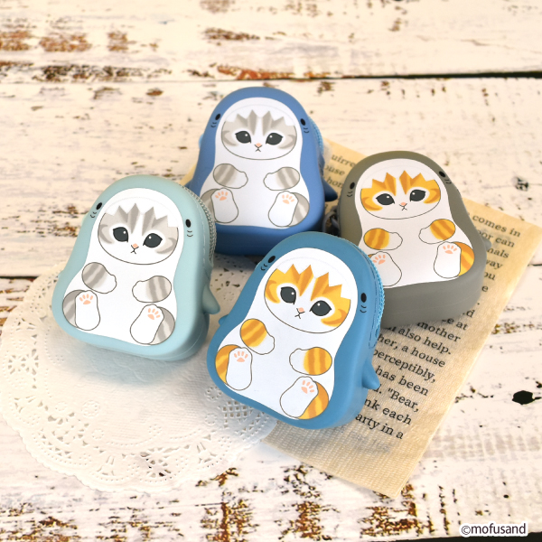 fancy_fukuya's tweet image. ＼＼\\😸発売商品情報😽 // ／／

ぢゅのさん(@mofu_sand)が描く
大人気『#mofusand』より

サメにゃん超BIGぬいぐるみ＆
シリコンポーチが登場🦈🌊

2月下旬頃より全国の一部アミューズメント施設の
取り扱い店舗にて順次展開予定です❗️

👑詳細はコチラ
fancy-fukuya.co.jp/topics/202402m…