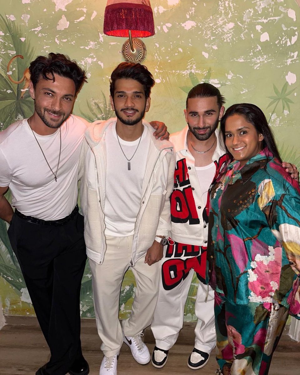 GlamWorldTalks's tweet photo. #MunawarFaruqui with #SalmanKhan's sister Arpita and her husband. https://t.co/fIQxU3zZmA