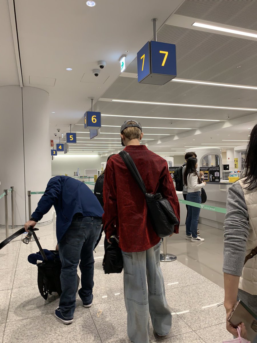 타돌팬 트친이 오늘 장하오 공항에서 봣다고 사진보내줬는데 매니저없이 혼자 왔고 존나연예인같대 .............