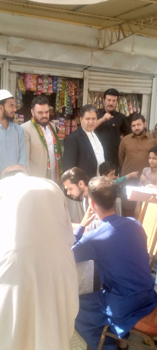 Mahmoodzaib_ISF's tweet photo. امیدوار قومی اسمبلی Dawa Khan Sabir کے ساتھ پولنگ سٹیشن پر موجود ہو لوگ بلاخوف نکل کر اپنی ووٹ کا استعمال کریں
کپتان کا ساتھ دیں
#ظلم_کا_بدلہ
#ووٹ_سے
#ووٹ_ڈالو_خان_نکالو Imran Khan
#NA242
#PS114 https://t.co/Z3VbtackkZ