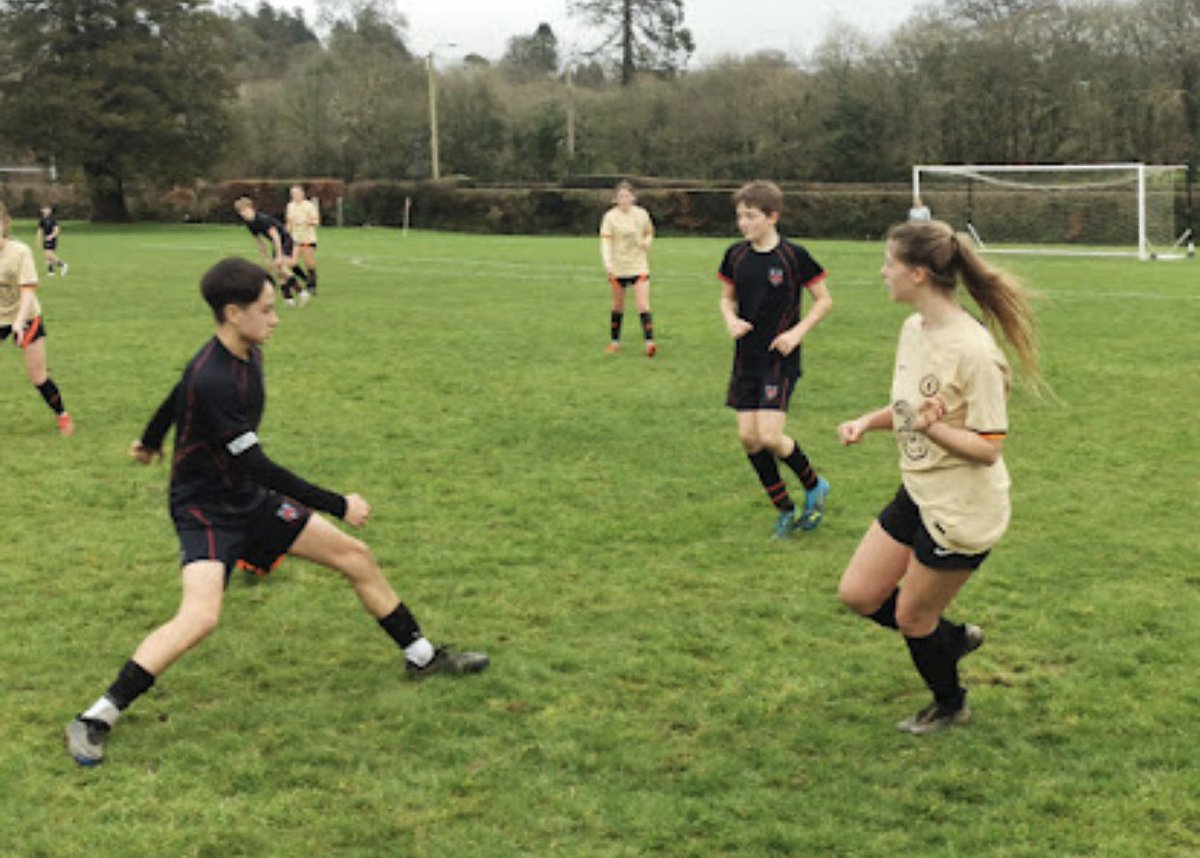 MountKellyFooty's tweet image. Crackin’ Game Of Football Played In A Great Spirit @Mount_Kelly Yesterday ….. A Worthwhile Exercise For Our @MountKellyFooty U18Girls 💙❤️💪🏼Thank U @prettejohn For Organising 
@MountKellySport @CFCFoundation @GuyAyling 👌🏽😉