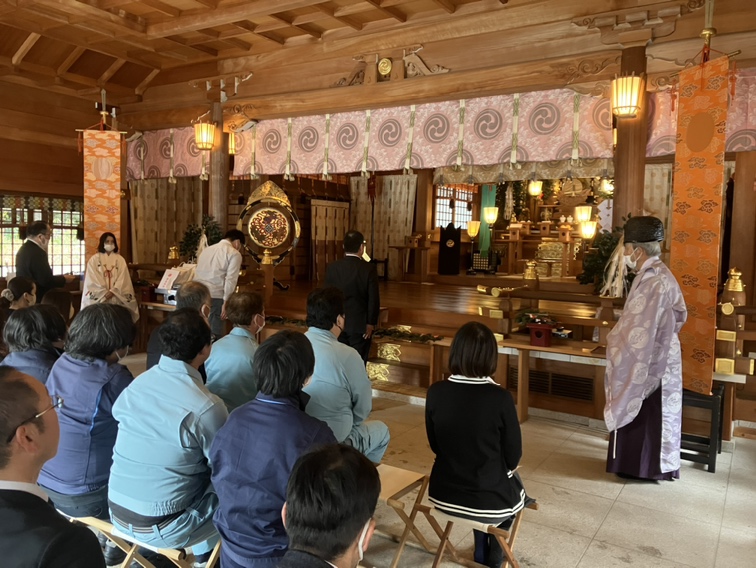 katazukedou_tm's tweet photo. 先日2月6日、当社に2台のアームロール車が新たに加わりました。今回は進雄神社さんで車両の祈願だけでなく、当社ぐんま東庄と、グループ会社である株式会社cocoKARAの今年一年の祈願を併せて行っていただきました！
代表である江積から、従業員・訓練生に直々指導をして頂きました！ https://t.co/Gi2TrQiz0q