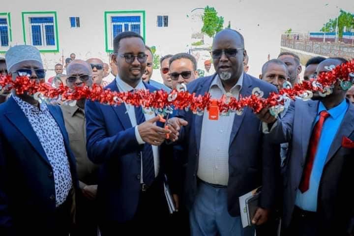 SomalilandMod's tweet image. Wasiirka Gaashaandhiga JSL oo ay weheliyaan Gudoomiyaha Bangiga-dhexe, Agaasimayaasha Guud ee Wasaaradda Maaliyadda iyo Bangiga-dhexe, Badhasaabyada Gobolada Awdal iyo Sallel, ayaa si rasmiya xadhiga uga jaray dhismayaal laga hirgaliyey magaalaayinka Saylac iyo Lawyo-Cado.