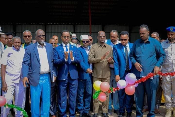 SomalilandMod's tweet image. Wasiirka Gaashaandhiga JSL oo ay weheliyaan Gudoomiyaha Bangiga-dhexe, Agaasimayaasha Guud ee Wasaaradda Maaliyadda iyo Bangiga-dhexe, Badhasaabyada Gobolada Awdal iyo Sallel, ayaa si rasmiya xadhiga uga jaray dhismayaal laga hirgaliyey magaalaayinka Saylac iyo Lawyo-Cado.