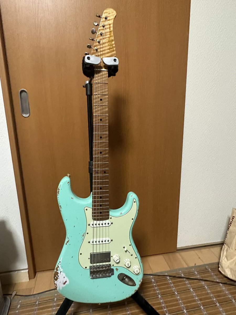 #名刺代わりにギターを一本