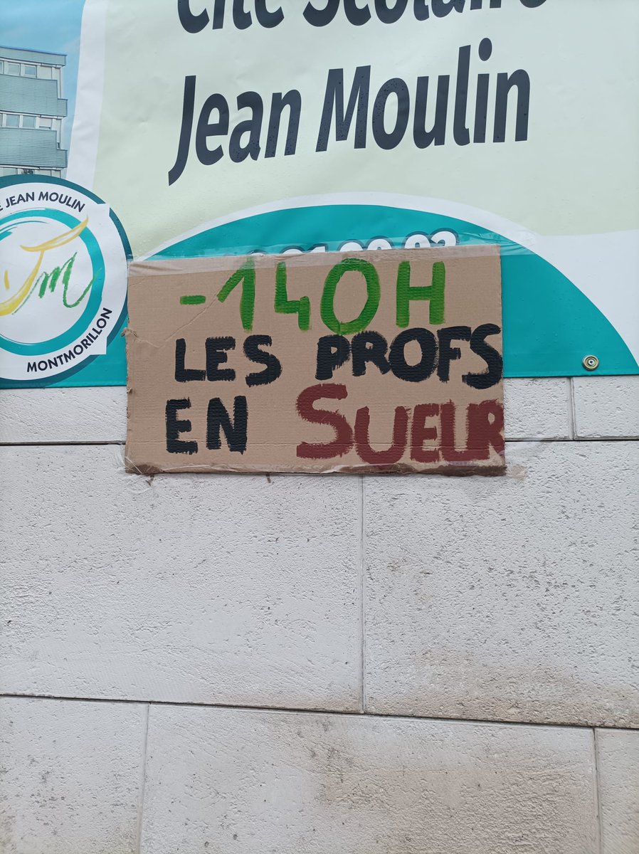 CntSo86's tweet image. La cité scolaire Jean Moulin #montmorillon @acpoitiers est bloquée ce matin !
#desmoyenspourleducation
#OudeaCasteracassetoi
#educationenlutte