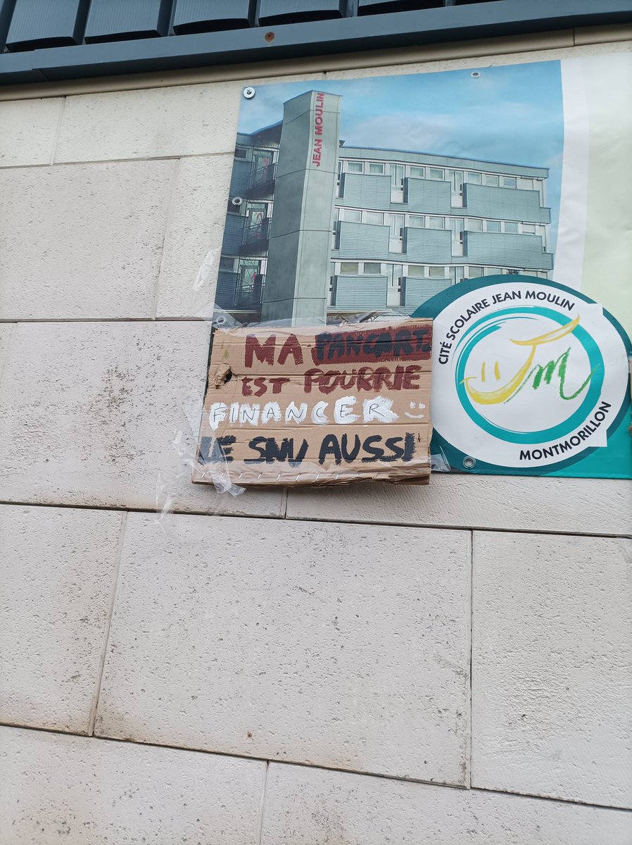 CntSo86's tweet image. La cité scolaire Jean Moulin #montmorillon @acpoitiers est bloquée ce matin !
#desmoyenspourleducation
#OudeaCasteracassetoi
#educationenlutte