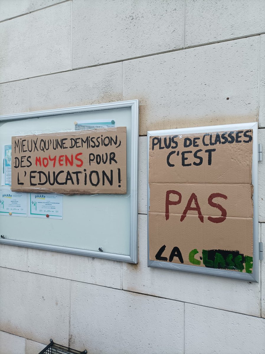CntSo86's tweet image. La cité scolaire Jean Moulin #montmorillon @acpoitiers est bloquée ce matin !
#desmoyenspourleducation
#OudeaCasteracassetoi
#educationenlutte
