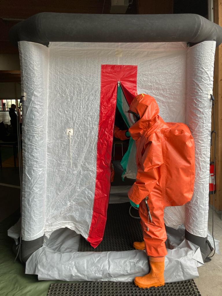 SDIS50's tweet photo. 2/2 Parmi les exercices et mises en pratique réalisés, l'évolution sous scaphandre, l'obturation, la reconnaissance etc. La formation est encadrée par plusieurs #RCH3 et #RCH4 https://t.co/0lQlR6qjYF