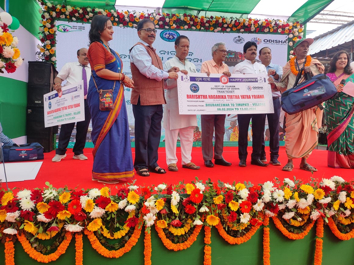 TourismDptt's tweet photo. The Baristha Nagarika Tirtha Yatra Yojana journey was flagged off from Bhubaneswar Railway Station today.
970 Senior Citizens from Khordha, Cuttack, Puri, Kendrapara,Jagatsinghpur & Dhenkanal with Escort Officers boarded the yatra-bound train to Tirupati & Vellore.
#OTinFocus🎯 https://t.co/wMzimqeA2v