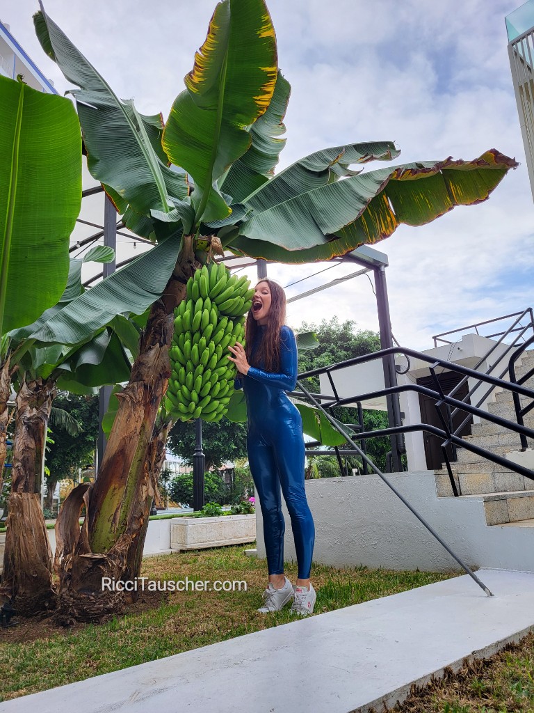 Banana time 🍌 #funnygirls #funnypics #funnypictures #puertodelacruz #canaren #canaryislands #photooftheday #latexdress #latexcatsuit #latexcat #latexmode #latexfashion #riccitauscher #riccit #ricci #rikki #followme #likeagirl #follower #sweetandfunny #sweetgirls