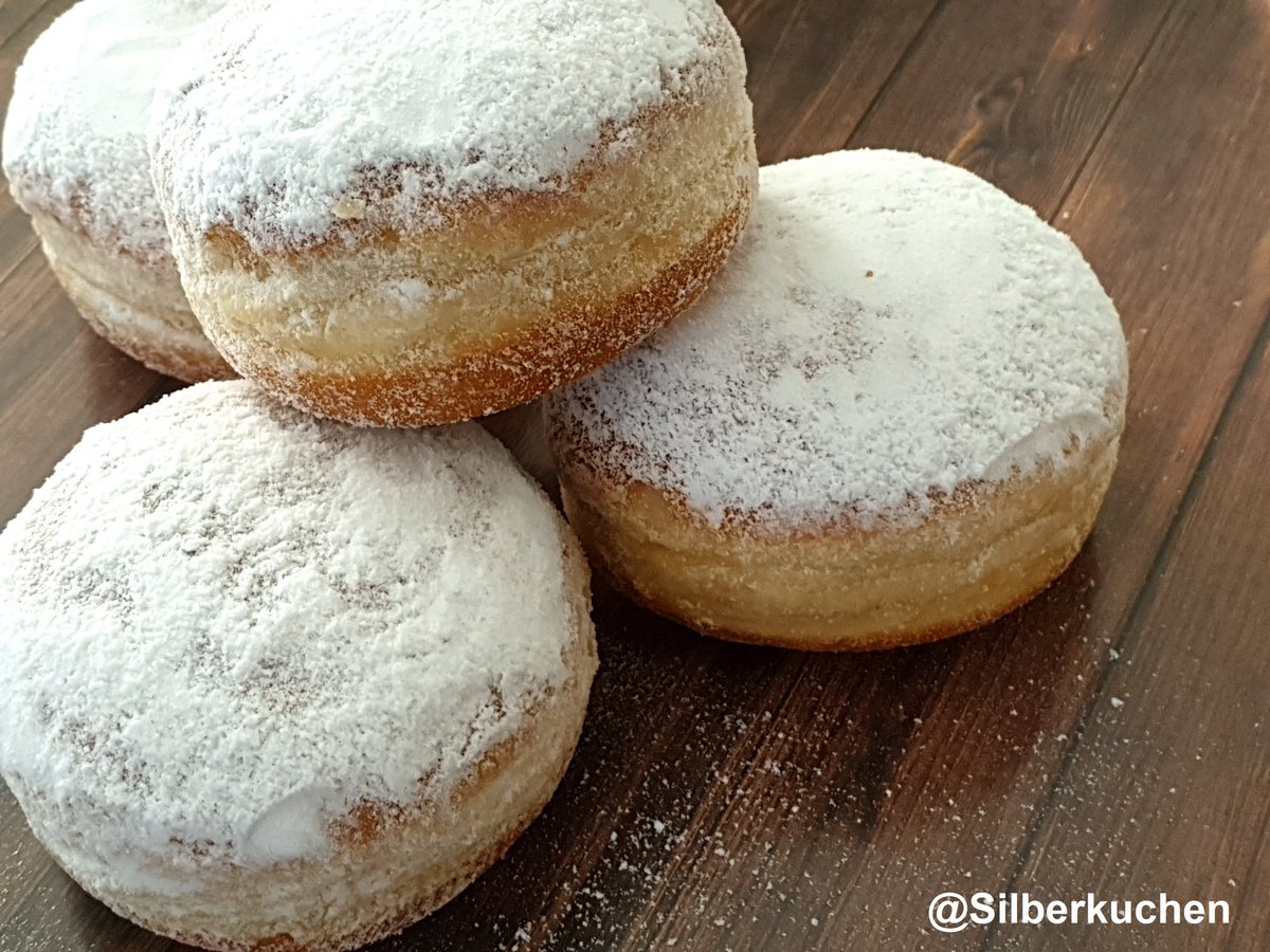 Silberkuchen's tweet image. Närrische Grüße für Euch zur Weiberfastnacht #schmotzigerdonnerstag #schmozigerdunstig #umzug #karneval #fasching #narrenzeit #kamelle #weiberfastnacht #hexen #schnecken #news