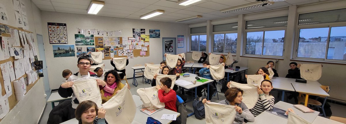 Remise ce jour par le Chef d'établissement aux élèves de 6è des sacs de sports offerts par le Conseil départemental de Charente-Maritime. Aux couleurs du CD17 et du collège A. Camus. Une large distribution qui profite à l'ensemble des élèves ! Un grand merci au CD17 !