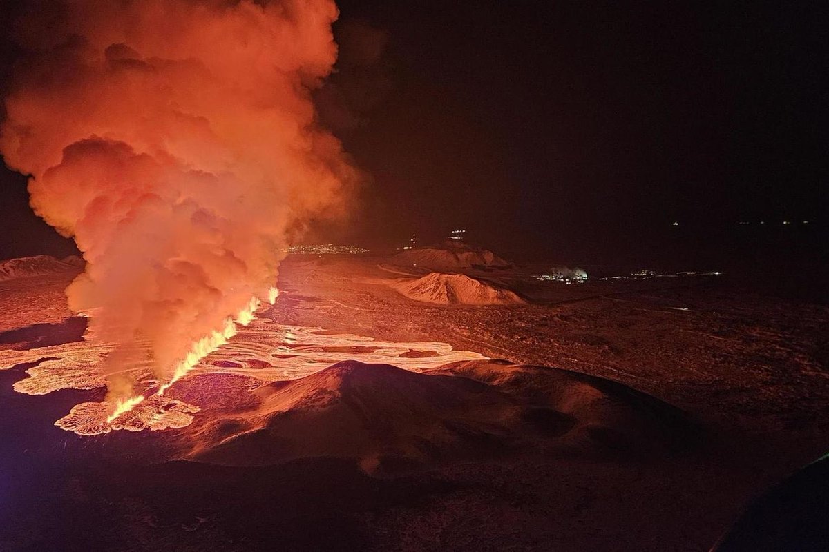 Again! A new eruption in the #Grindavik region. Only 30 minutes warning. 3 km long. The burning lava being thrown 50-80 meters high.