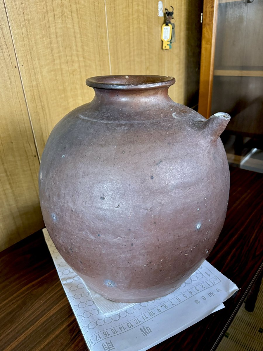 rivgood's tweet photo. 無銘の備前焼。真偽はわからないのだが、「口が付いているのは珍しいのだ」…と親がいう。 https://t.co/jGdiNktrUi