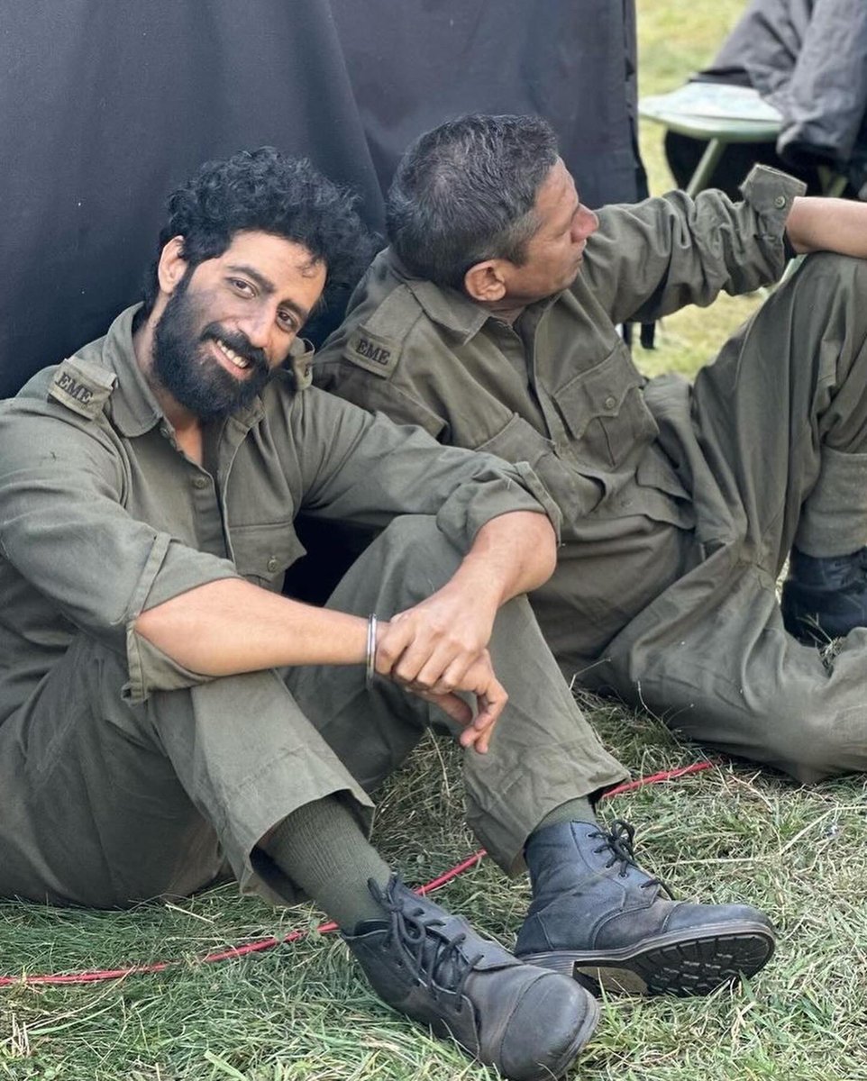 Firoz (Bhuvan) got separated with Sunny (Shahid) in Farzi so he joined the army where he met Chandu (Kartik).
.
#OCDTimes #OCDTimes #KartikAaryan #BhuvanArora #KabirKhan #ChanduChampion #NGE #NadiadwalaGrandsonEntertainment
