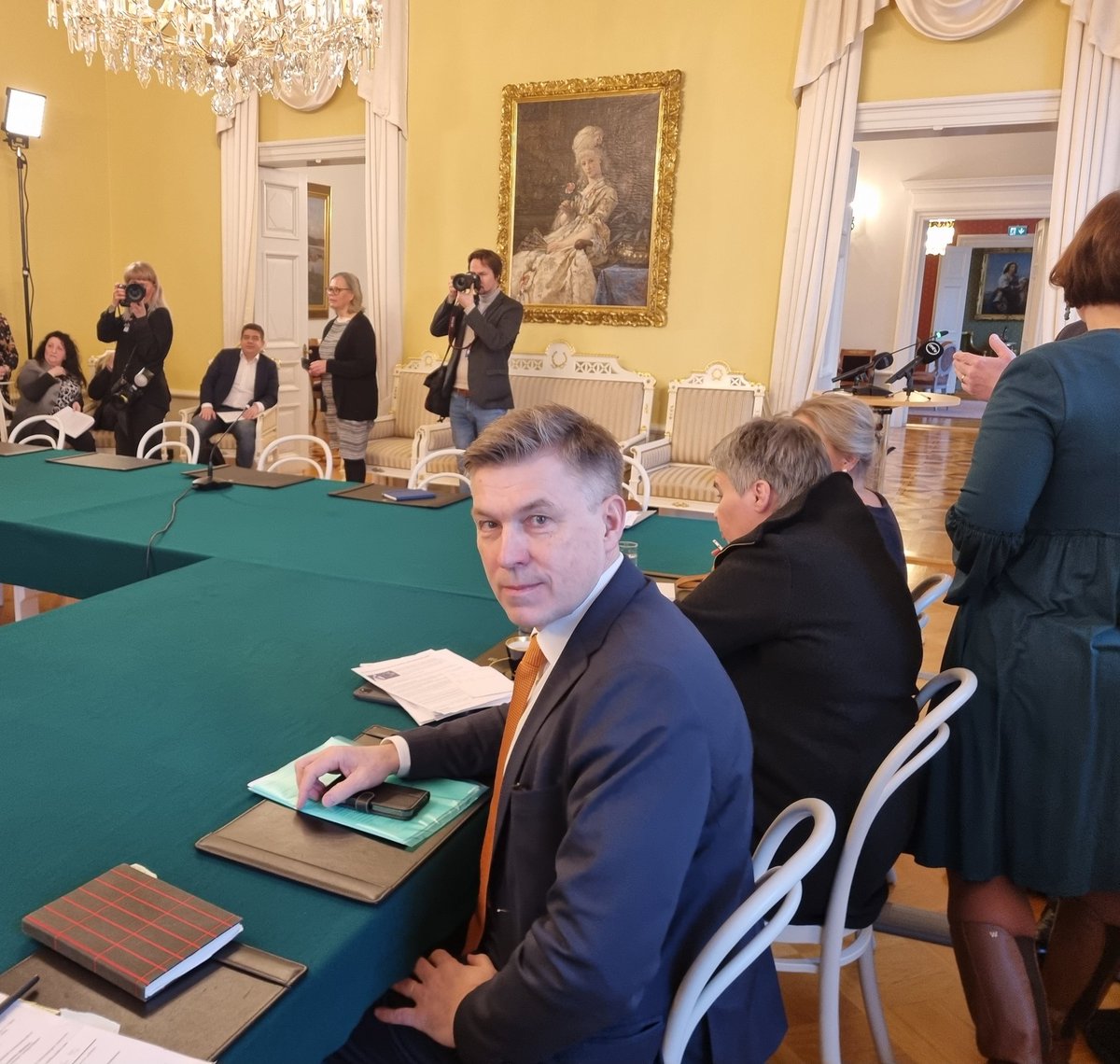 Laaja joukko järjestöjä pöydän ympärillä keskustelemassa pääministeri @PetteriOrpo'n kanssa Suomen EU-politiikan avaintavoitteista ja ennakkovaikuttamisesta. @MTKry mukana @MarttilaJuha #EU #ennakkovaikuttaminen