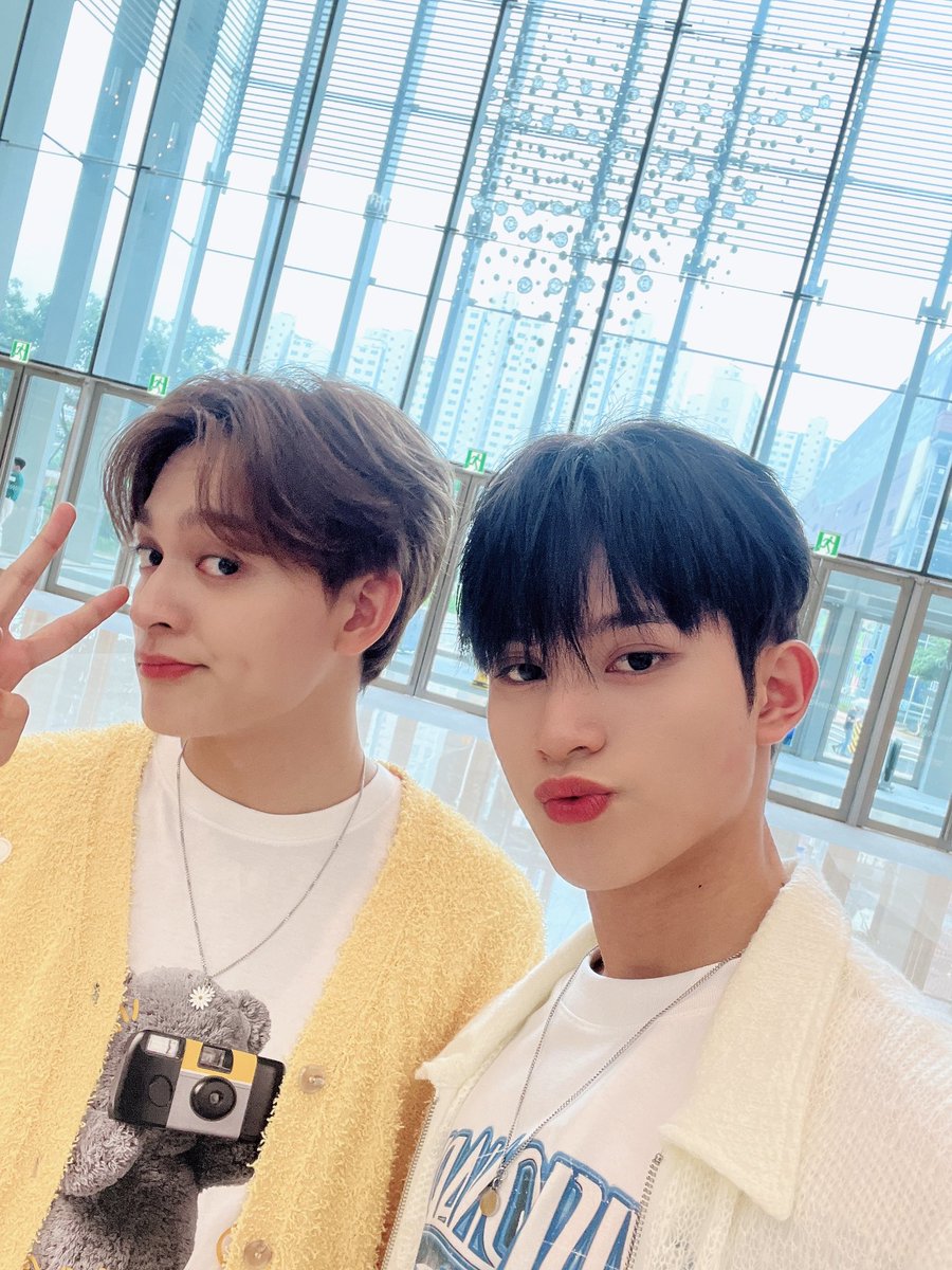 HORI7ON_twt's tweet photo. [🦊] Happy Birthday 레이스터 형🎊
Even though people think you’re very quiet and that you’re an introvert, it’s so funny ㅋㅋㅋㅋㅋㅋ because you’re actually so noisy when it’s just us HORI7ON joking around ㅋㅋㅋㅋㅋ but I sincerely wish you all the best in everything you do 🏹❤️.

#HORI7ON #호라이즌 #WINSTON #윈스턴