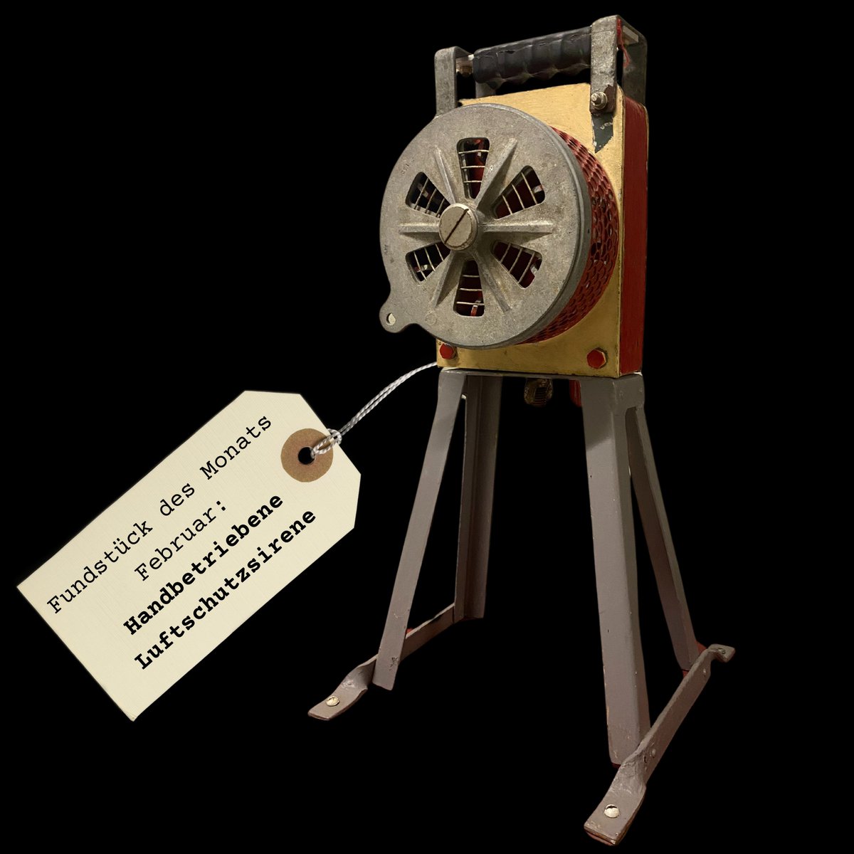 Wie in vielen Städten wurde auch in Münster das Sirenennetz ausgebaut. Im Zweiten Weltkrieg war der Alarm ein Alltagsgeräusch. Wenn die Sirenensysteme ausfielen, wurde auf handbetriebene Sirenen zurückgegriffen. So eine ist das Fundstück dieses Monats: stadt-muenster.de/villa-ten-homp…