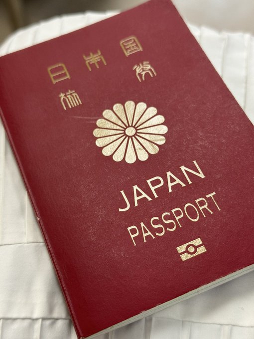 パスポートの更新に来たけど まさかの3時間待ってる💦  お仕事行かなきゃなのに まだ、帰れないなんて、、  遅刻しちゃうよー💢 https://t.co/xKJG4rWXqv