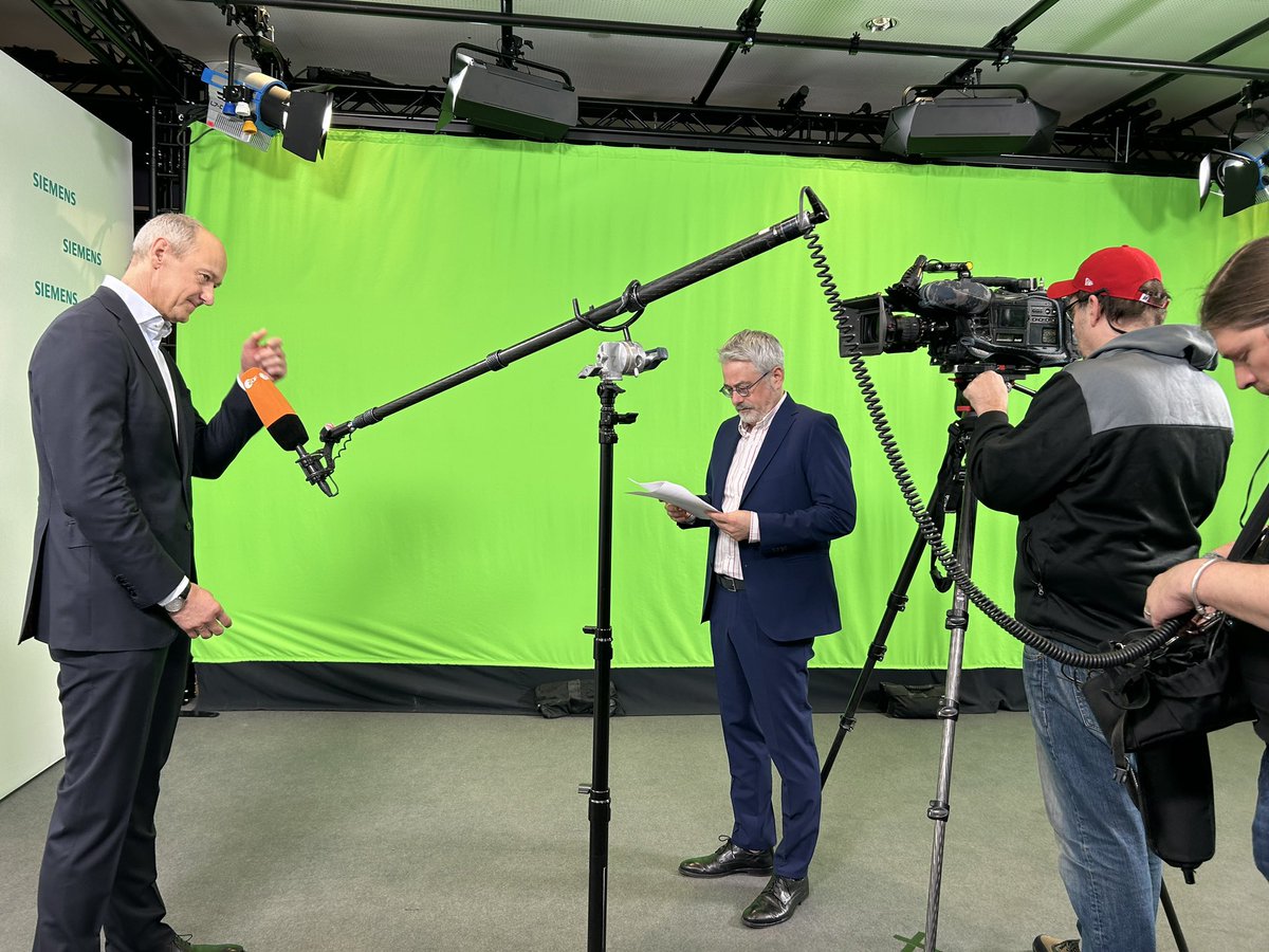 Im Interview mit <a href="/AlexanderPoel/">Alexander Poel</a> und <a href="/PeterAumeier/">Peter Aumeier</a> stellt sich <a href="/Siemens/">Siemens</a> Chef Roland Busch gegen jede Form von Rechtsextremismus „Wir stehen für eine offene einwanderungsfreundliche Gesellschaft“, so <a href="/BuschRo/">Roland Busch</a> „Unser Wertesystem müssen wir jeden Tag verteidigen“ #wirsindmehr <a href="/ZDF/">ZDF</a> 👇🏽