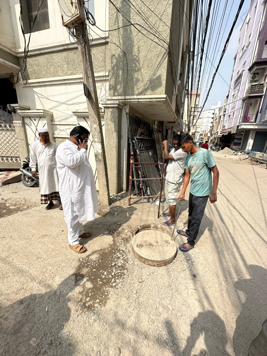 AimimBadaruddin's tweet photo. Upon Receiving Complaint from Rethi Galli Golconda Division regarding Drainage Overflow!!

On the instruction of @asadowaisi Sb &amp; MLA @kausarmohiuddin Sb Mohd Ameeruddin visited Rethi Galli along with GHMC Team and desilting has been done. https://t.co/L5U0nc6Wfh