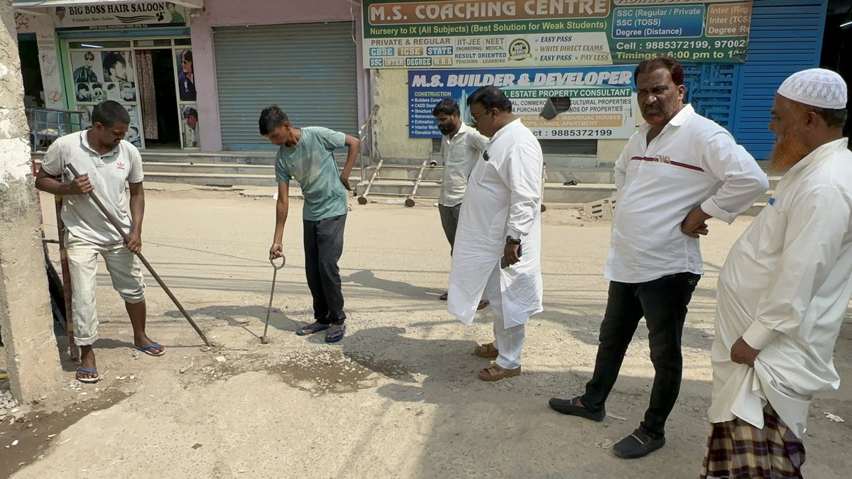 AimimBadaruddin's tweet photo. Upon Receiving Complaint from Rethi Galli Golconda Division regarding Drainage Overflow!!

On the instruction of @asadowaisi Sb &amp; MLA @kausarmohiuddin Sb Mohd Ameeruddin visited Rethi Galli along with GHMC Team and desilting has been done. https://t.co/L5U0nc6Wfh