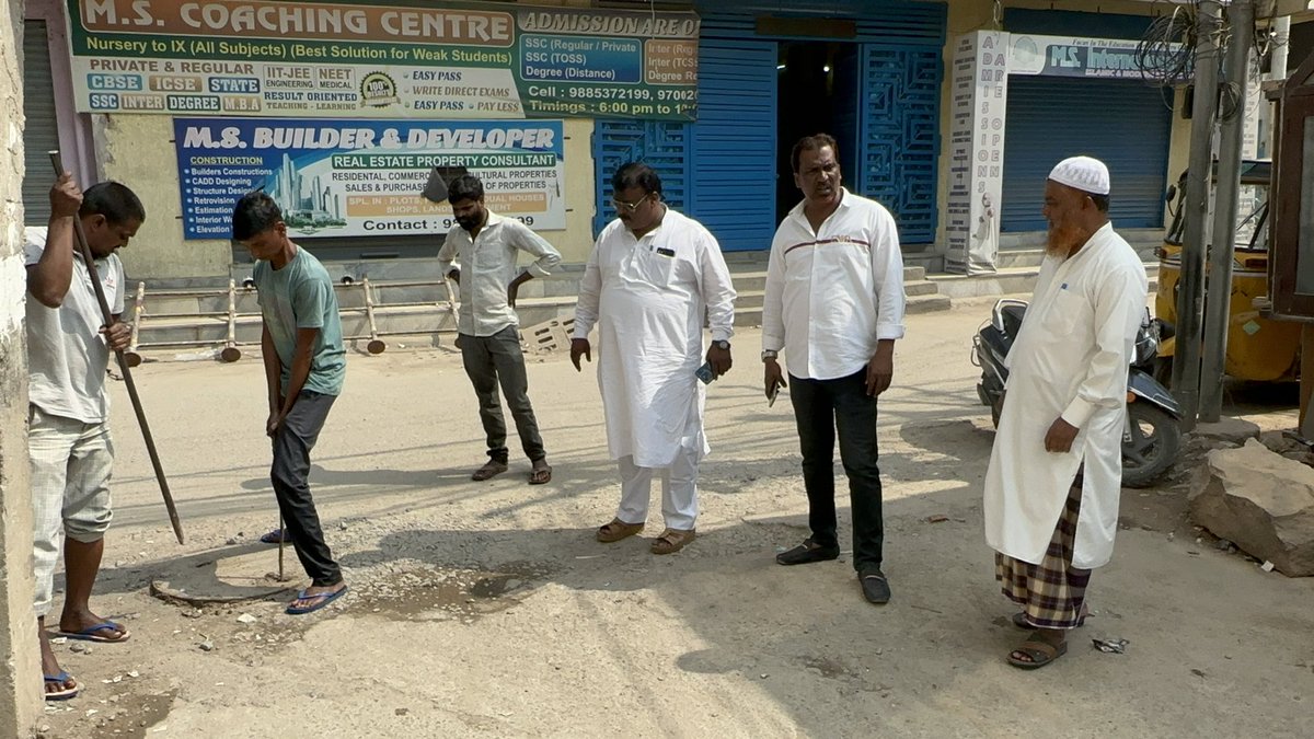 AimimBadaruddin's tweet photo. Upon Receiving Complaint from Rethi Galli Golconda Division regarding Drainage Overflow!!

On the instruction of @asadowaisi Sb &amp; MLA @kausarmohiuddin Sb Mohd Ameeruddin visited Rethi Galli along with GHMC Team and desilting has been done. https://t.co/L5U0nc6Wfh