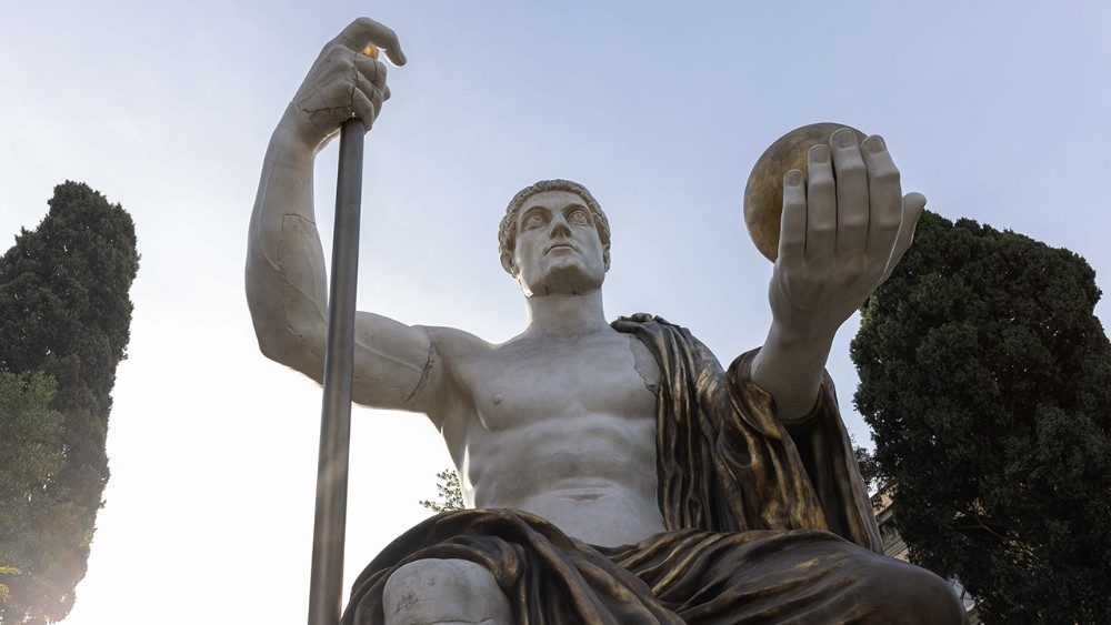 🇬🇧 Near the #CapitolineMuseums, you can now find a colossal statue of #Constantine, the famous Roman Emperor.
In Villa Caffarelli, there is now a statue 13 meters high, which recalls the original #Colossus found in the Massenzio’s #Basilica during the Fifteenth Century.