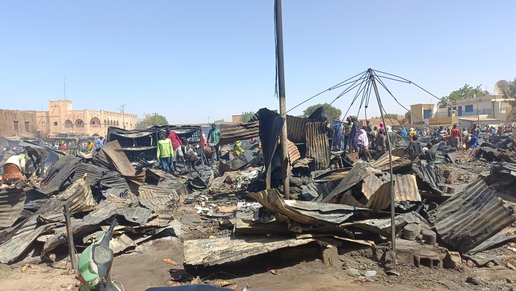 EmirAdoul's tweet photo. Gao: Inna lillahi wa Inna ileyhi radjoune
Déjà fragilisé par l'absence des produits alimentaires, le marché des légumes, de la viande à la berge des bourgou, tout est parti en fumée. Rien ne reste, le feu est parti avec le peu d'économie permettant aux populations de résilier. https://t.co/08jezLoK0J
