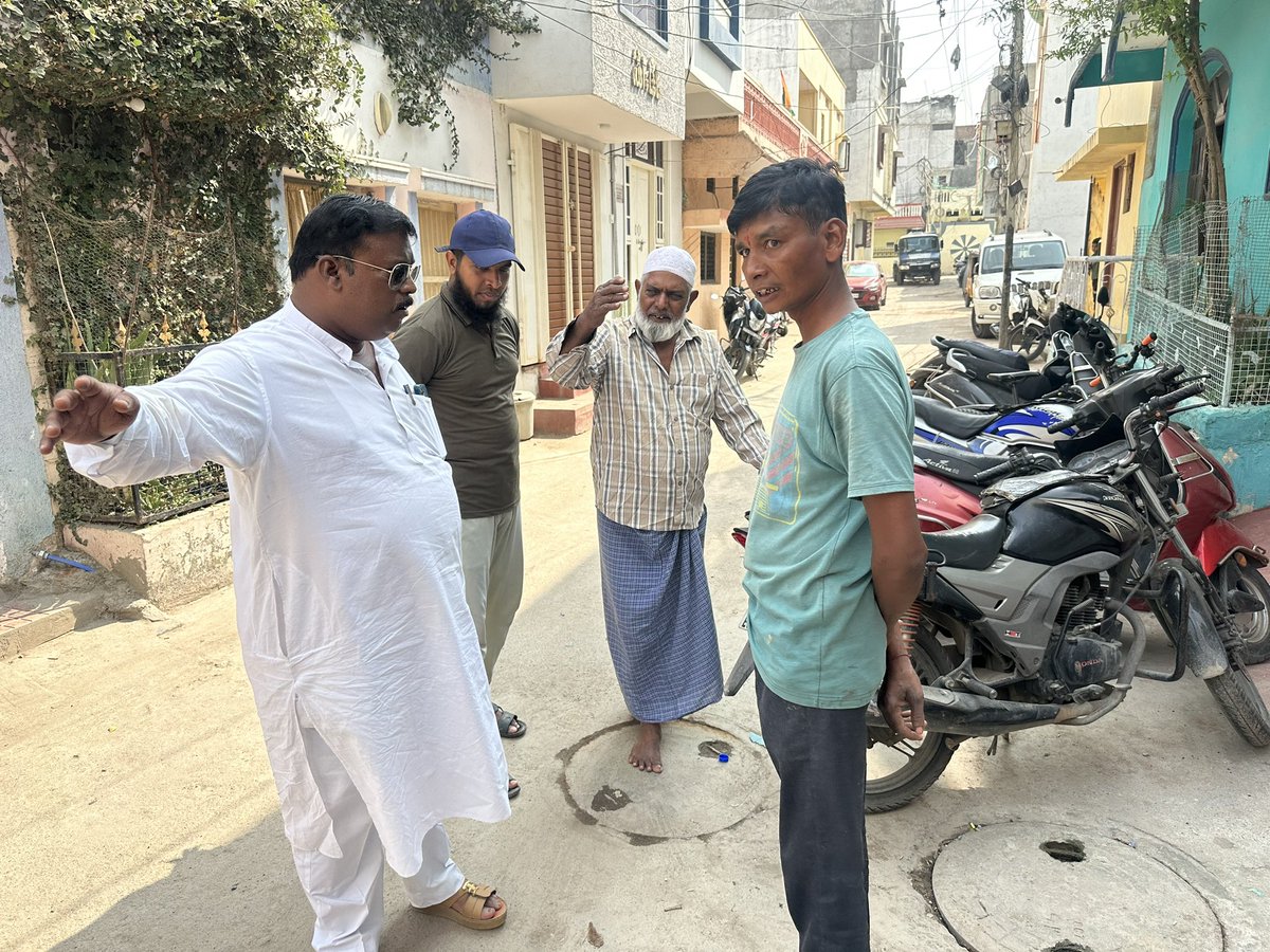 AimimBadaruddin's tweet photo. Upon Receiving Complaint from Rethi Galli Golconda Division regarding Drainage Overflow!!

On the instruction of @asadowaisi Sb &amp; MLA @kausarmohiuddin Sb Mohd Ameeruddin visited back side Allience School along with GHMC Team and instructed them to resolve the issue. https://t.co/L2MxmwQpiZ
