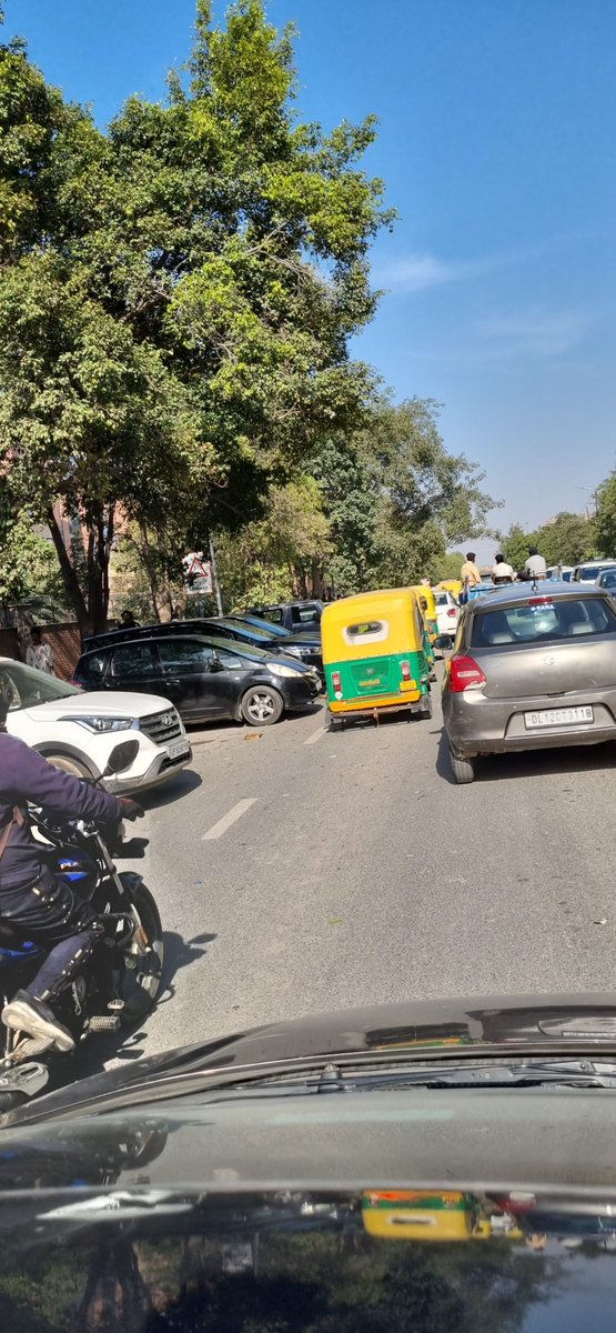 sumitdave's tweet photo. @noidatraffic @dgpup @CP_Noida @Uppolice @dcptrafficnoida @uptrafficpolice @ACPTrafficNoida @noidapolice Very poor traffic management. Entire Noida expressway approach road is choked up. The advisory was to block load bearing vehicles,however all sort of vehicles are being Prevented to go to expressway https://t.co/Eaypb954TN