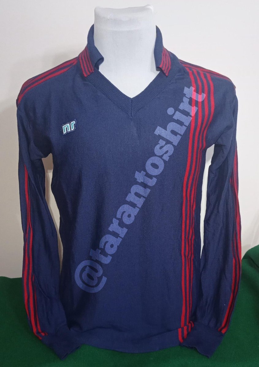 tarantoshirt's tweet photo. Maglia indossata da Franco DELLISANTI (nella prima foto è il primo accosciato da sinistra) il 22 gennaio 1978 in Taranto-Monza 1-3 e successivamente riutilizzata nel campionato 1978/79 in Taranto - Ternana 1-1 da Franco PANIZZA l' 1ottobre 1978… https://t.co/W0gKqgbHaY https://t.co/gzSzX9ayfV