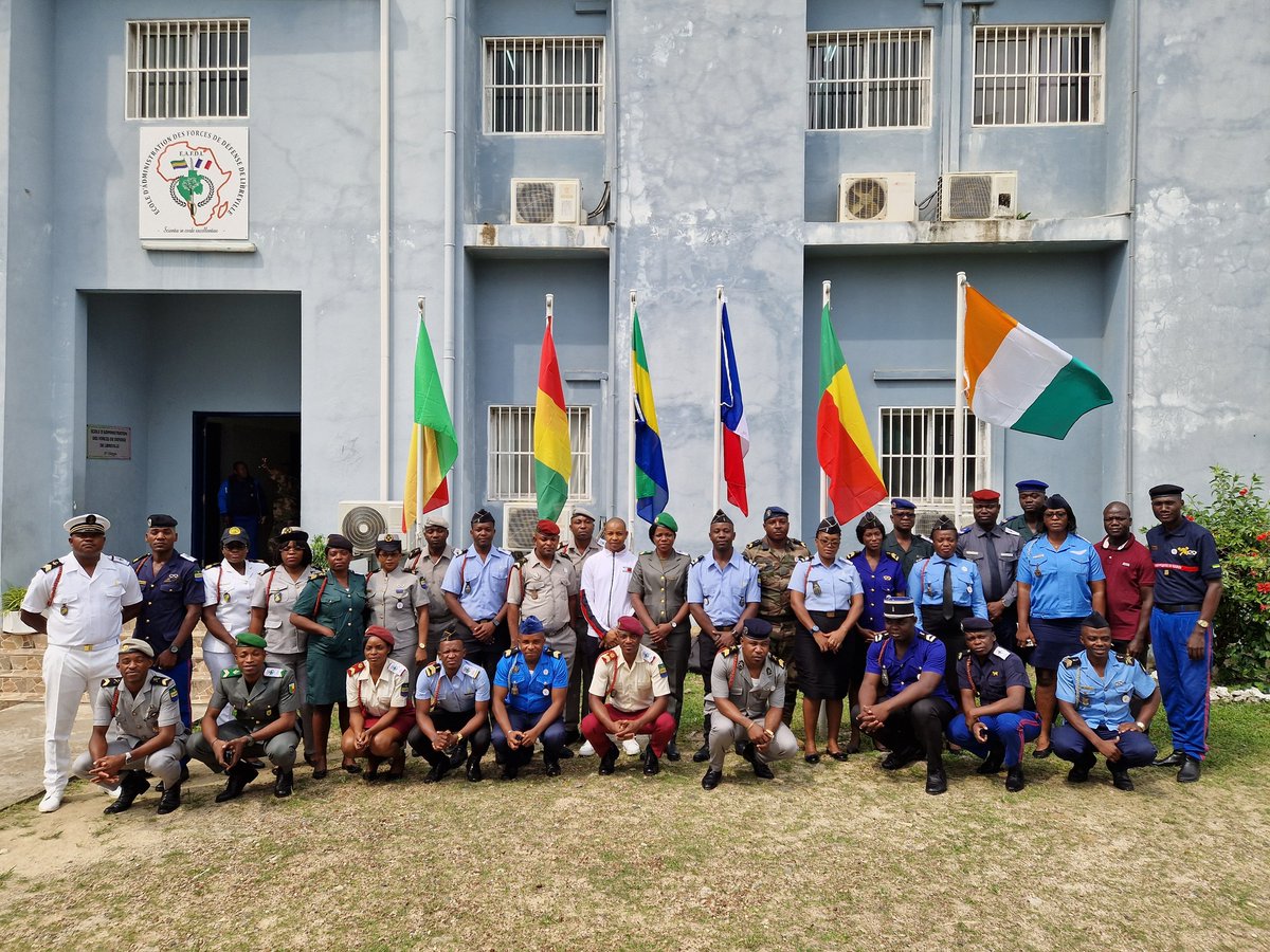 Franceaugabon's tweet photo. 🇫🇷🇬🇦L’@eafdl2022 a accueilli la 3ème promotion CT1 composée de 12 sous-officiers gabonais et de 8 stagiaires étrangers en provenance de #CotedIvoire, du #Benin, de #Conacry et de #Brazzaville.
#FranceauGabon #EAFDL #Cooperation https://t.co/cZRYUFGMlz