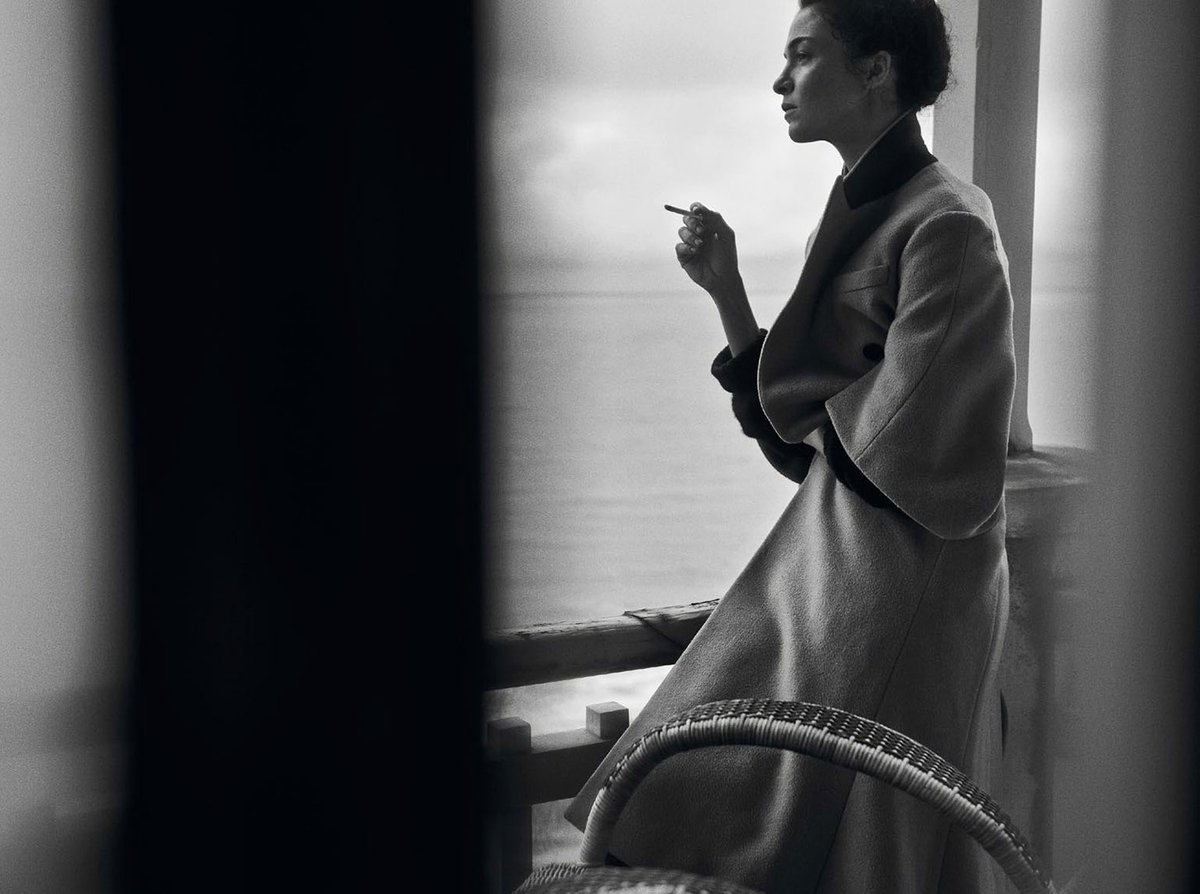 cammisafra's tweet photo. A volte penso: è tempo perso questo aspettare? 
[....]
…ma chi aspetta davvero è vivo, aspetta sempre con amore…con un eccessivo, sprecato, indicibile, ridicolo amore.
Stefano Benni - Le Beatrici
📷Peter Lindbergh
#FebbraioCon #CasaLettori 
https://t.co/kQ2p0kthnE https://t.co/bca6C19Z3w